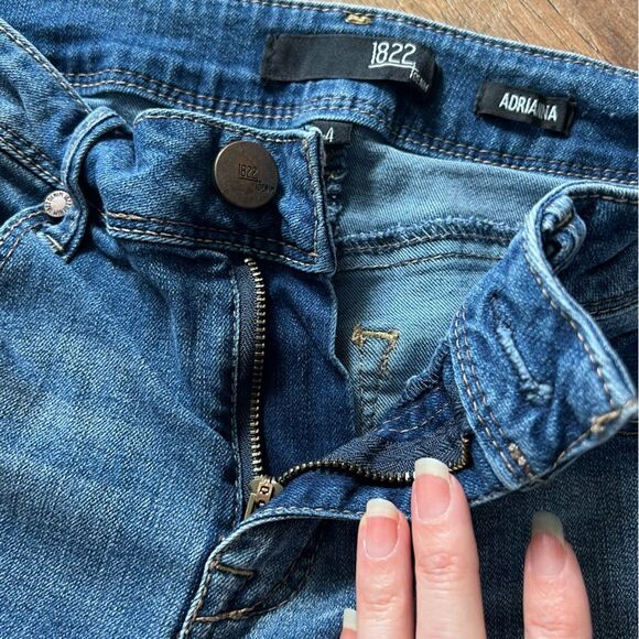 1822 Denim Adriana Jean. Slim fit. Stretch. Size 4 Medium distressed wash - Picture 9 of 10